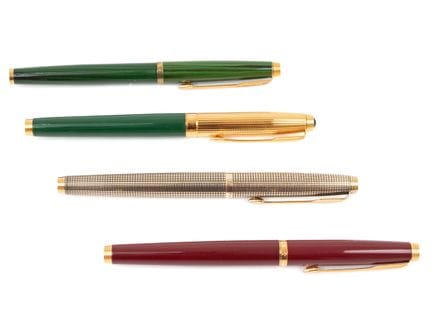 PARKER
4 stylos plumes : 75 vermeil ciselé, 75 laq
