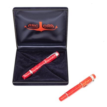 ANCORA
Deux stylos plume en résine orange marbré e