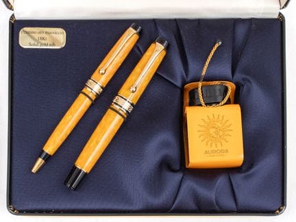 AURORA
Parure stylo plume (n°1816) et stylo bille 