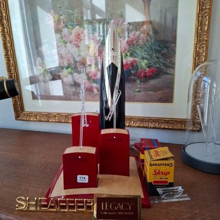 SHEAFFER
Ständer + Riesenfeder „Targa“ + „Falcon“ 