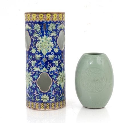 CHINA - 20TH CENTURY
Dome-shaped stand and vase

S