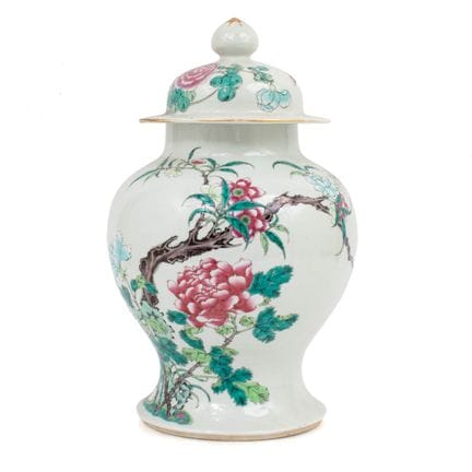 CHINA - 20TH CENTURY
Baluster-shaped, lidded vase 