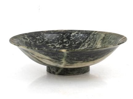 CHINA - 20TH CENTURY
Black jade cup with white vei