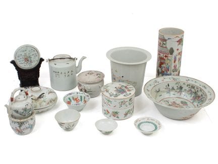 CHINA - 19TH/20TH CENTURY
Porcelain set

consistin