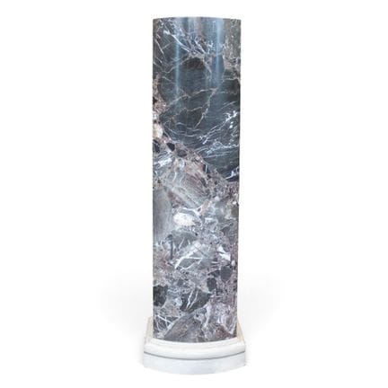 Columna

de mármol brecha gris, de forma cuadrangu