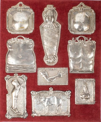 ITALIA, SIGLO XIX
Once exvotos 

de plata repujada