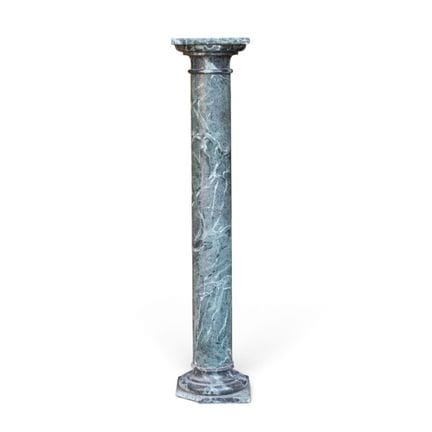 Columna

de mármol verde marino 
con adorno en la 