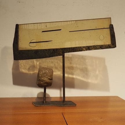 Sculpture vers 1970 : Plexiglas, métal, laiton et 