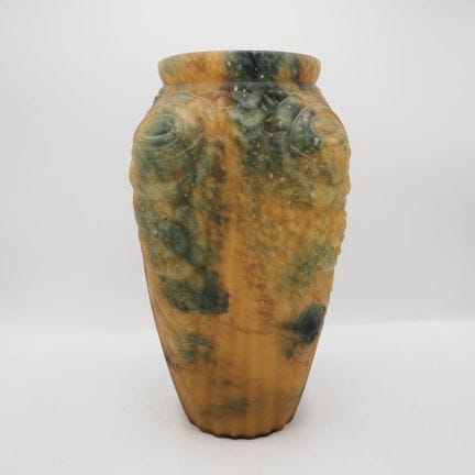 Vase im Art-Déco-Stil: gepresstes, geformtes Glas,