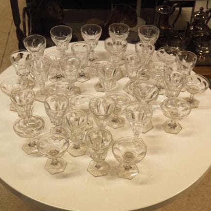 Val Saint-Lambert : Suite de 35 verres à pied Art 