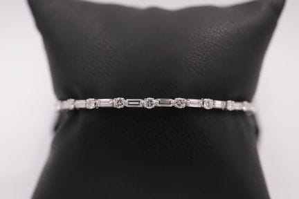 Armreif aus Diamanten
Aus 18k Weißgold (750), abwe