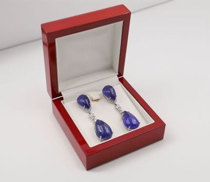 Paar Ohrringe - Tanzanit-Cabochon
Aus 18k Weißgold