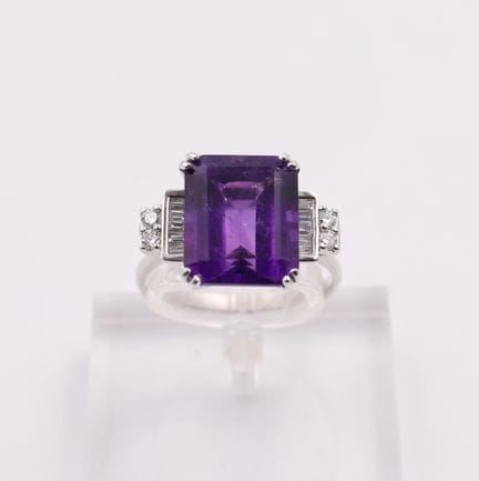 Bedeutender Ring im Art-Déco-Stil
Aus 18 Karat Wei