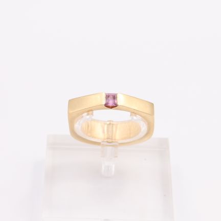 Anello "Tank"
In oro rosa 18 carati (750) con un t