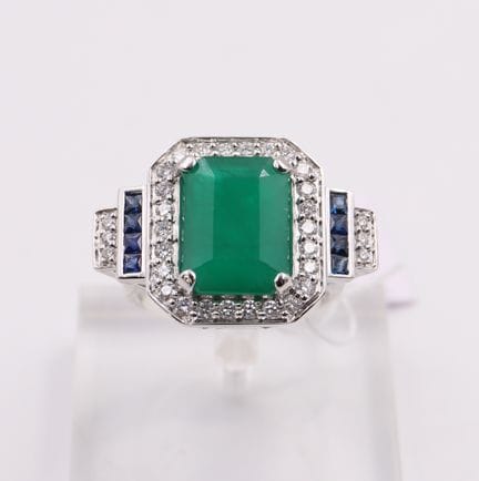 Imposanter Ring im Art-Déco-Stil
Aus 18 Karat Weiß
