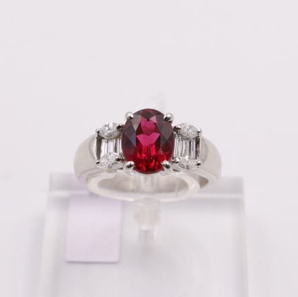 Anello con rubellite
In platino, impreziosito da u