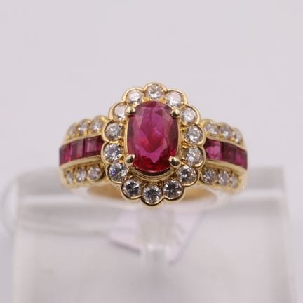 Bedeutender Marguerite-Ring mit Rubin und Diamante