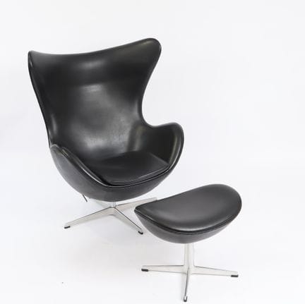 Arne Jacobsen (1902–1971) „Egg Chair“ mit Fußstütz