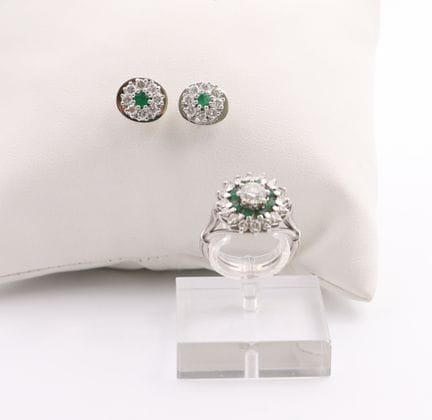 Set composto da anello e orecchini
Anello in plati