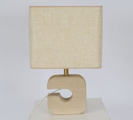 Design-Tischlampe
aus Steingut, mit beigem Stoffsc