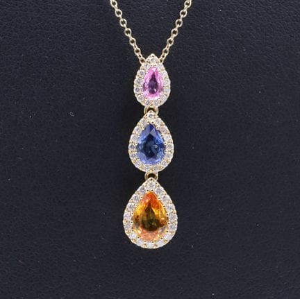 Collana “Cascata di zaffiri”
In oro giallo 18 cara