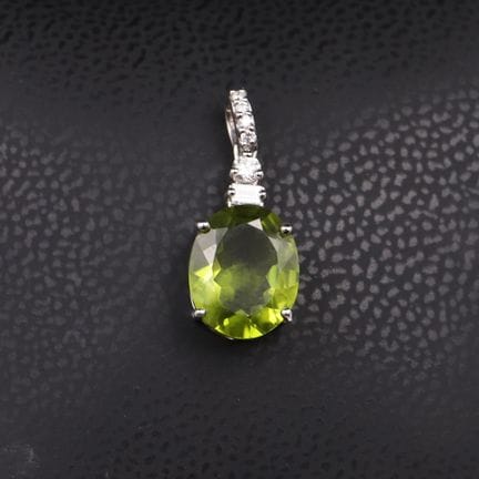 Ciondolo con peridoto
Ciondolo in oro bianco 18 ca