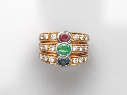 750°/°° (18K) yellow gold band ring, set with a sa