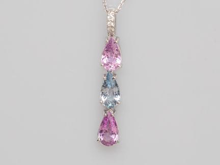 Pendant in 750°/°° (18K) white gold, set with thre