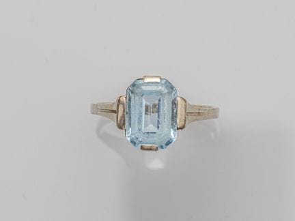 750°/°° (18K) white gold ring, set with a rectangu