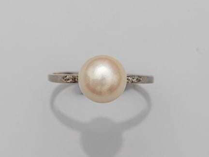 Antiker Ring aus Platin, besetzt mit einer Zuchtpe