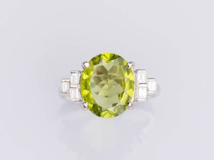 750°/°° (18K) white gold ring, set with an oval fa