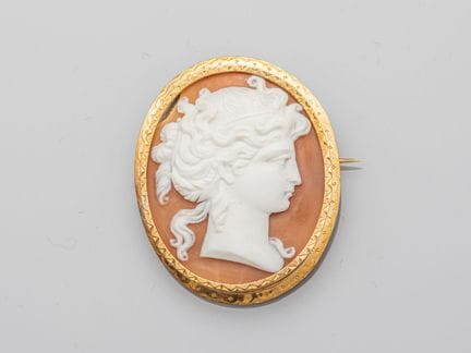 Oval pendant brooch in 750°/°° (18K) yellow gold, 
