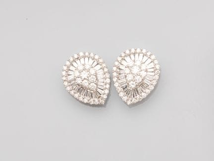 Pair of pear-shaped earrings in 750°/°° (18K) whit