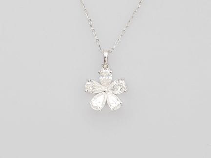 Blumenanhänger aus Platin, besetzt mit fünf Diaman