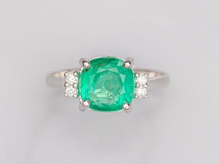 750°/°° (18K) white gold ring, set with a cushion-