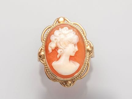 Ring aus 750°/°° (18 K) Gelbgold, besetzt mit eine