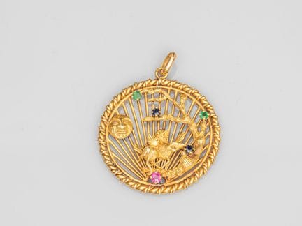 Large 750°/°° (18K) yellow gold medal, openwork wi