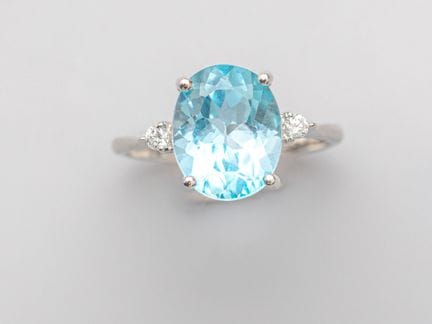 Ring aus 750°/°° (18 K) Weißgold, besetzt mit eine