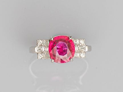 750°/°° (18K) white gold ring, set with a stunning