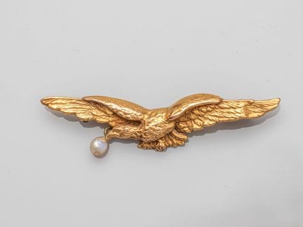 Brosche aus 750°/°° (18 K) Gelbgold, Adler mit aus