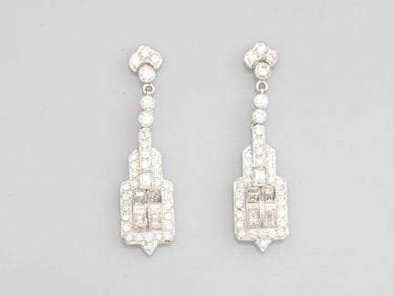 Pair of 750°/° white gold earrings with geometric 