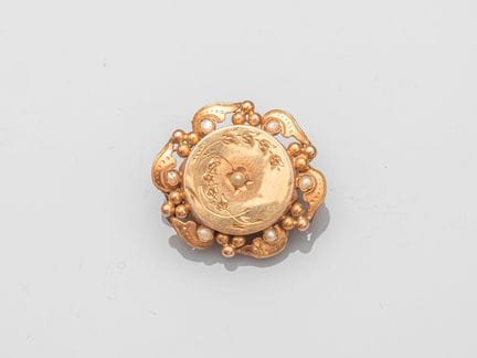 750°/°° (18K) gold rosette brooch, set with half-p