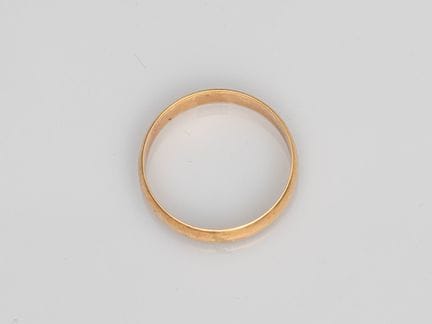 750°/°° (18K) gold wedding band, unmarked. 3.80 g.