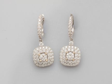 Pair of 750°/°° (18K) white gold earrings, each se