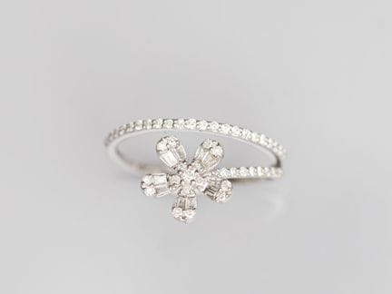 Ring mit gewundener Blume aus 750°/°° (18 K) Weißg