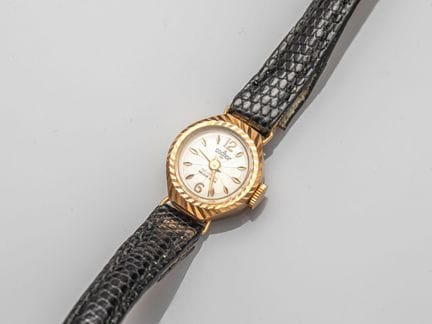 Small ladies' wristwatch with a round case in 750°