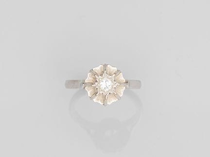 750°/°° (18K) white gold solitaire ring, set with 