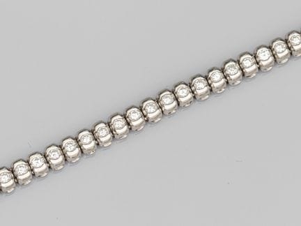 750°/°° (18K) white gold river or tennis bracelet,
