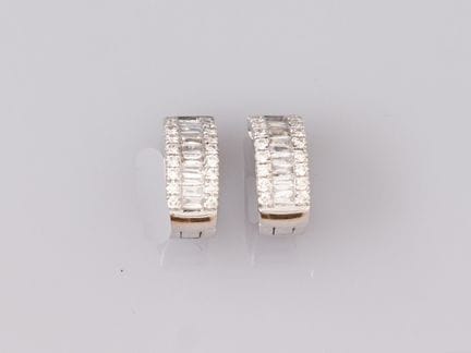 Pair of 750°/°° (18K) white gold clip-on earrings,