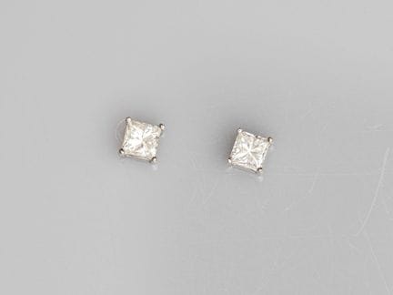 Pair of 750°/°° (18K) white gold earrings, each se